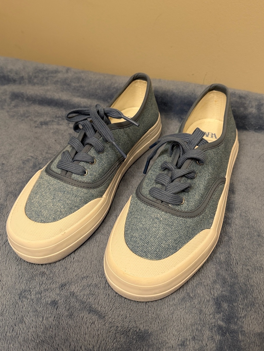 Zara Light Blue and White women Low-Top Sneakers